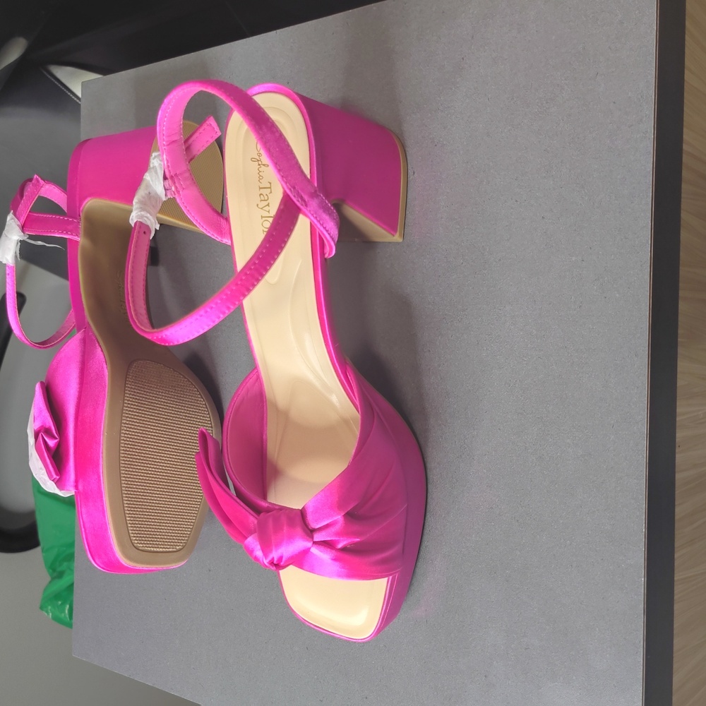 Shoe's - Picture 9 of 12